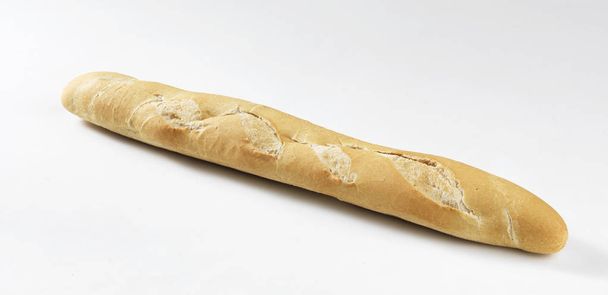 Ψωμί μπαγκέτα με προζύμι σε λευκό φόντο - Φωτογραφία, εικόνα