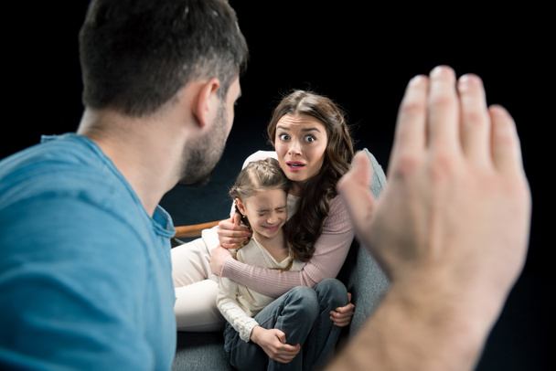 aggressiivinen isä ja perhe
 - Valokuva, kuva