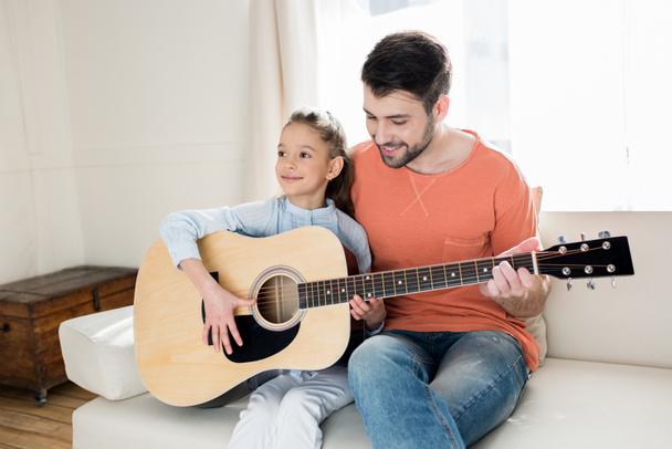 padre e hija tocando la guitarra
 - Foto, Imagen