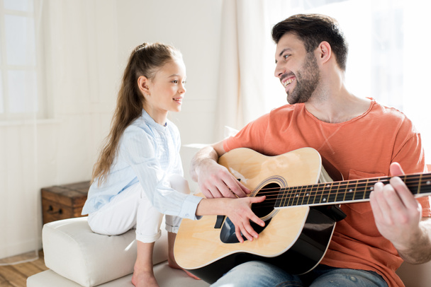 Father and daughter playing guitar - Φωτογραφία, εικόνα