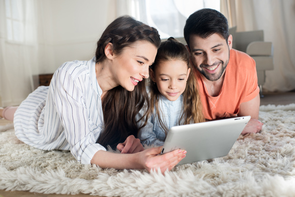 Familia usando tableta digital
 - Foto, imagen