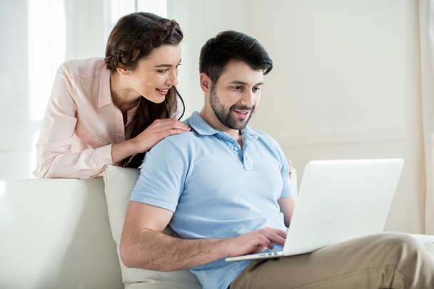 couple using laptop - Foto, imagen