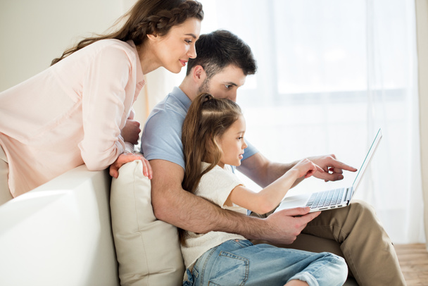 Familia usando laptop - Foto, Imagen
