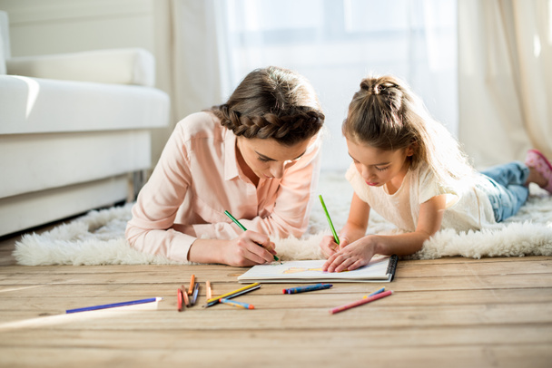 mother drawing with daughter - Foto, imagen