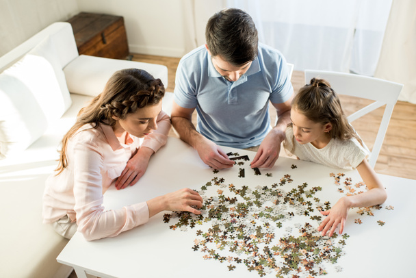 familia jugando con rompecabezas
 - Foto, Imagen