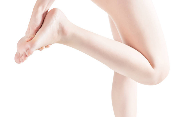 akute Schmerzen in einer Frau Füße isoliert auf weißem Hintergrund. Clipping Pfad auf weißem Hintergrund. - Foto, Bild