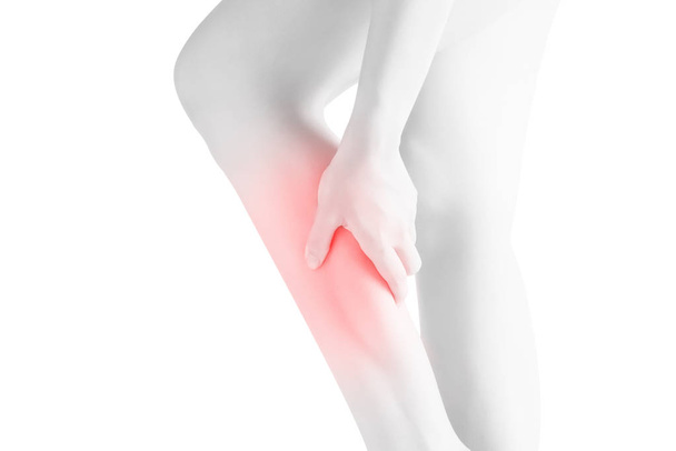 Acute pijn in een vrouw kalf been geïsoleerd op een witte achtergrond. Uitknippad op witte achtergrond. - Foto, afbeelding