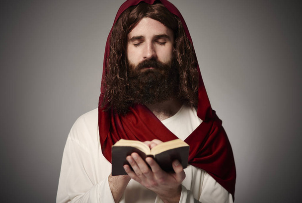 Сын, молящийся с Библией
 - Фото, изображение