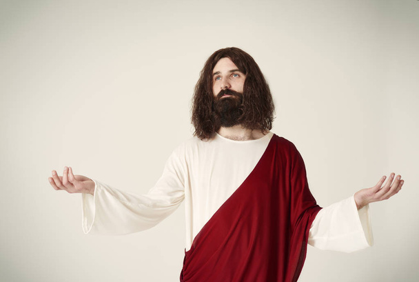 Иисус Христос с длинными волосами
  - Фото, изображение