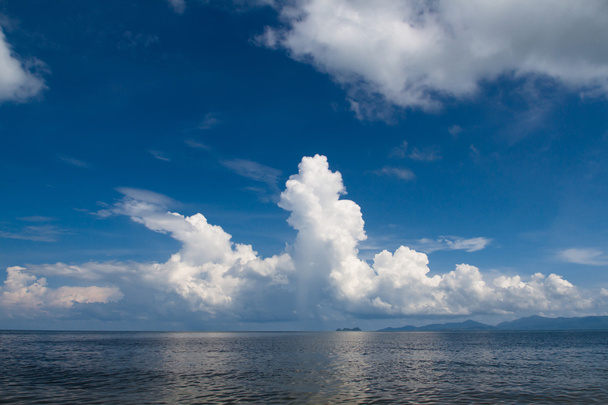 Cielo azul marino y nube blanca
 - Foto, Imagen
