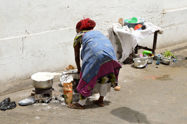Αφρικανική γυναίκα απασχολημένος μια κατσαρόλα που βράζει  - Φωτογραφία, εικόνα
