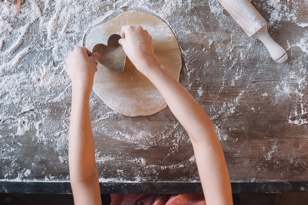 Παιδί που προετοιμάζει τα cookies - Φωτογραφία, εικόνα