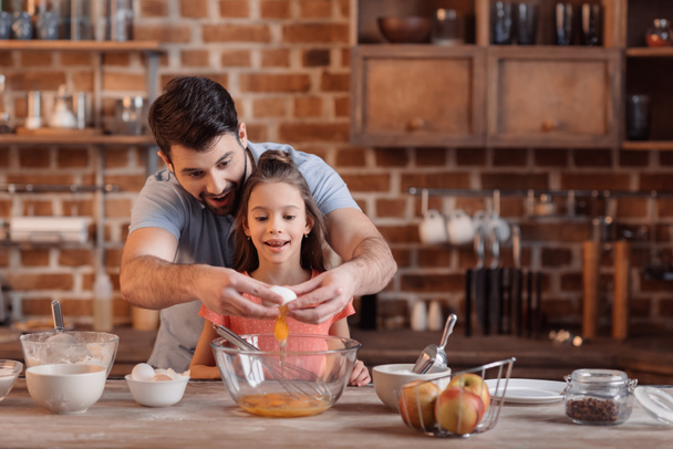 father and daughter cooking - Foto, imagen