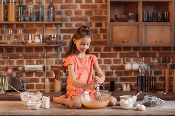 little girl baking pastry - Фото, изображение