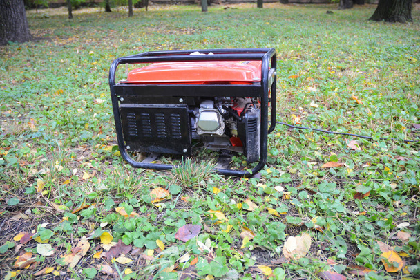 Generador portátil - Equipo de energía al aire libre después de daños por huracán
.  - Foto, imagen