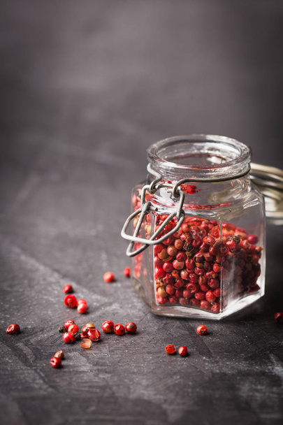 Oriental spices and herbs in jars. - Foto, Bild