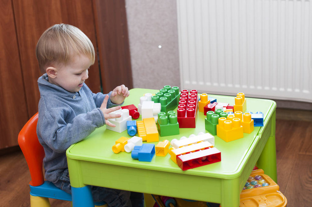 niño jugando con constructor plástico colorido
 - Foto, Imagen