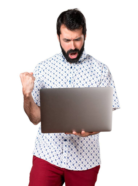 Komea brunette mies parta kannettava tietokone
 - Valokuva, kuva