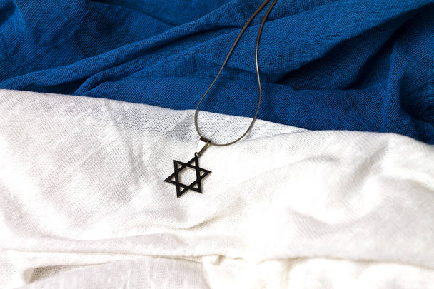 Еврейский символ звезды Давид на деревянном фоне с книгой
 - Фото, изображение
