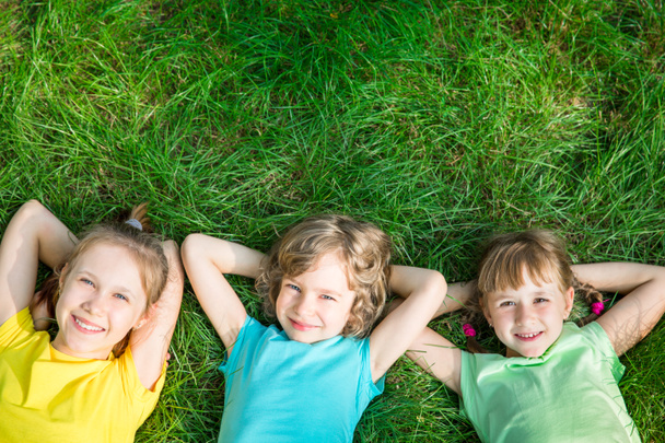 Grupo de niños felices jugando al aire libre
 - Foto, imagen
