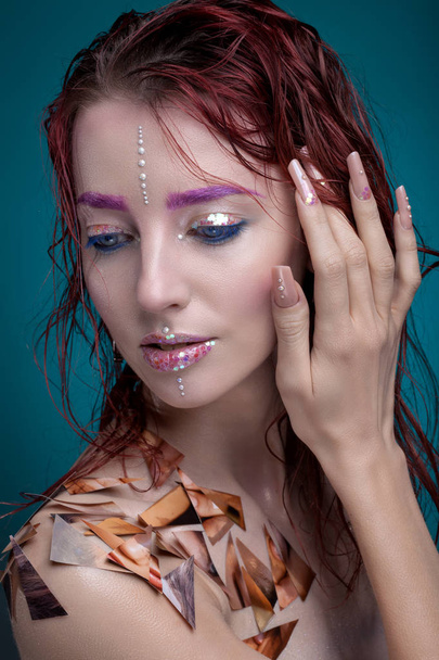 Retrato de una mujer con maquillaje creativo. Con colores brillantes en
  - Foto, imagen