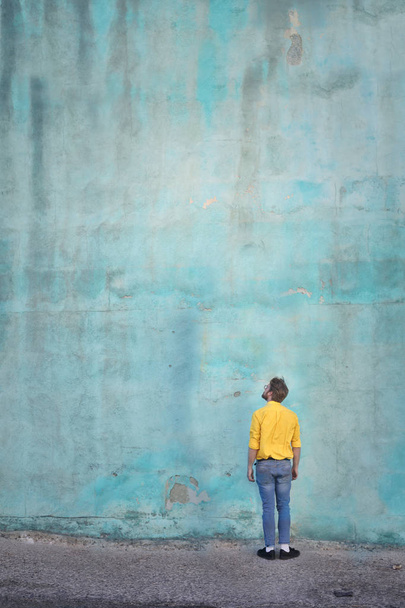 Hipster man in fron of big wall - Foto, Imagen