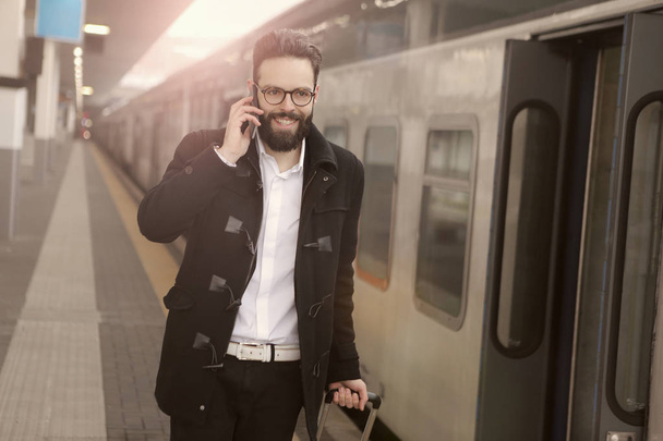 Businessman getting off train - Foto, Bild