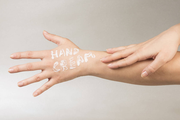 crema de manos en la mano
 - Foto, Imagen