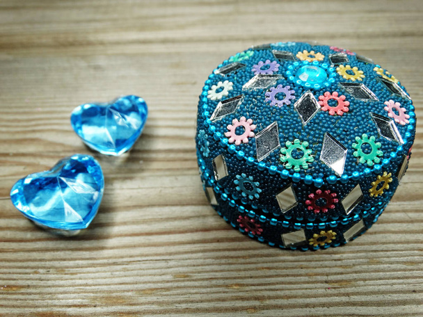 zwei Edelsteinherzen Liebe und orientalische Geschenkschachtel auf Holzgrund - Foto, Bild