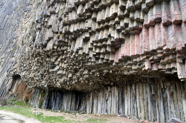 アルメニアの渓谷の玄武岩柱. - 写真・画像