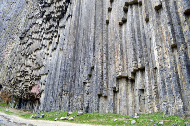 アルメニアの渓谷の玄武岩柱. - 写真・画像