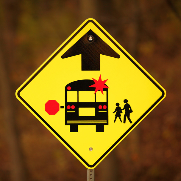 στάση σχολικού λεωφορείου μπροστά πινακίδα - Φωτογραφία, εικόνα