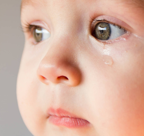 Θλιμμένο πρόσωπο μωρού. Ένα δάκρυ στο πρόσωπο - Φωτογραφία, εικόνα