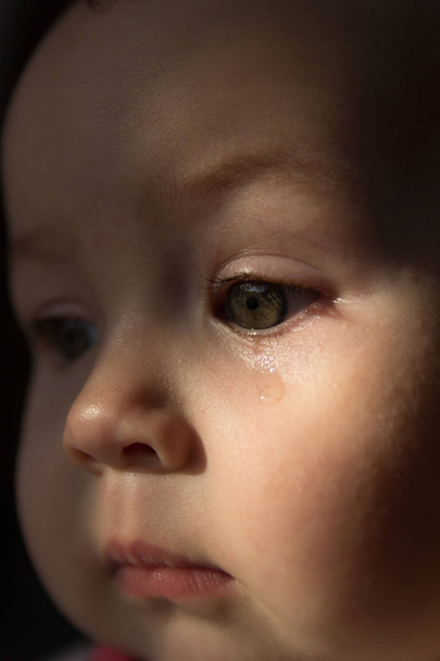 悲しい顔の赤ちゃん。顔に涙 - 写真・画像