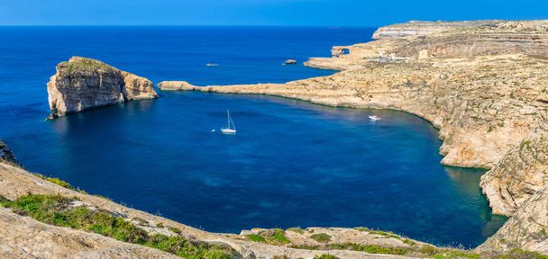 Gozo, Malta - mantar kaya, Azure pencere ve yelkenli ile Dwejra Körfezi'nin panoramik manzarası görünümü güzel sıcak yaz gününde - Fotoğraf, Görsel