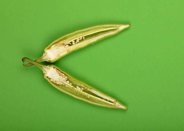 Metà di peperoncino piccante jalapeno tagliato su verde
 - Foto, immagini