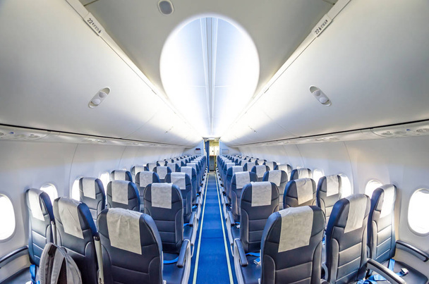 Zetels in het gangpad van een vliegtuig - Foto, afbeelding