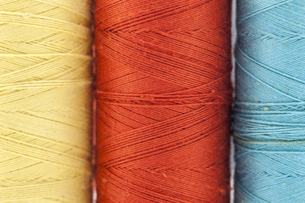 Carretes o carretes de hilos de coser multicolores. Hilos de todos c
 - Foto, Imagen