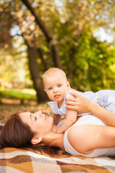 Happy young mother with child spending time outdoor on a summer  - Foto, imagen