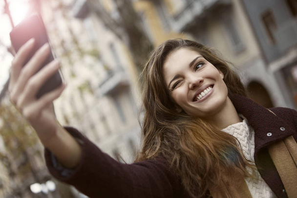 Woman taking a selfie - Foto, Imagen