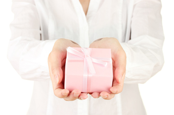 vrouw houdt een doos met een gift op witte achtergrond close-up - Foto, afbeelding
