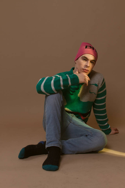 mignon guy dans hipster vêtements 90s posant dans studio
 - Photo, image