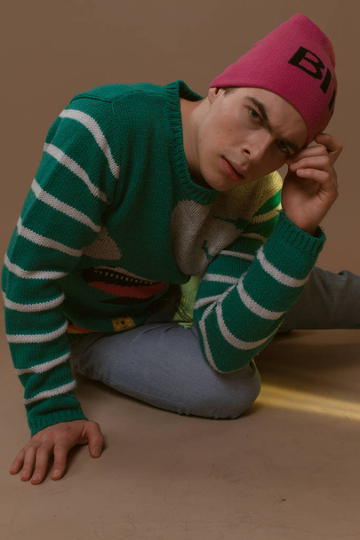 lindo chico en hipster ropa 90s posando en estudio
 - Foto, Imagen