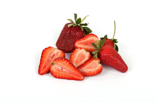Gros juteux rouge fraises mûres et mesurer bande isolée sur blanc
 - Photo, image