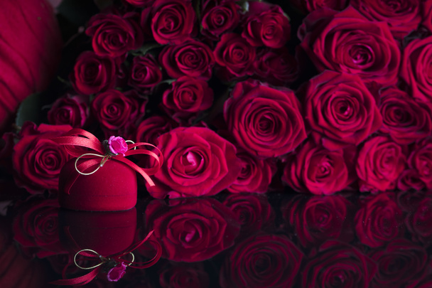 バラとプレゼントのコンセプト - 写真・画像