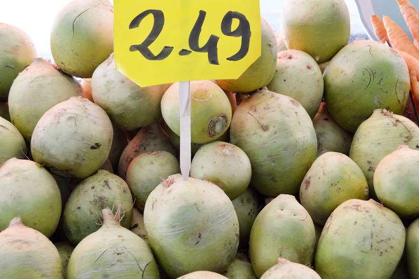 Fotos orgánicas y saludables de rábano y nabo en el supermercado verde
 - Foto, Imagen