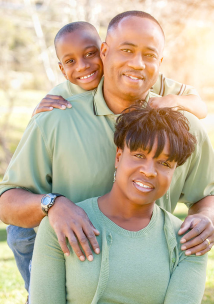 Гарний щасливий афро американський сімейний портрет на відкритому повітрі
 - Фото, зображення
