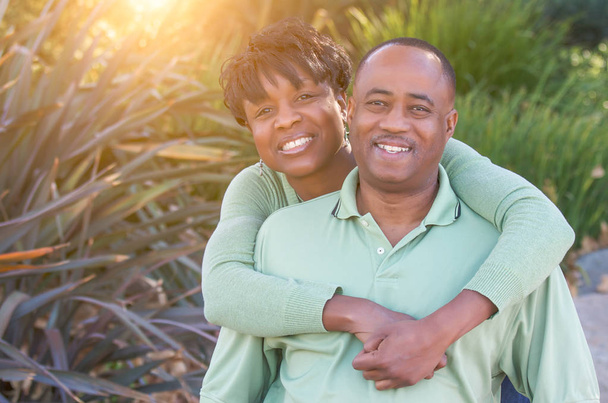 Aantrekkelijke gelukkige African American paar portret buiten - Foto, afbeelding