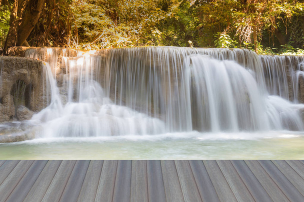 Diepblauwe stream waterval in diepe Forrest, natuurlijke landschap-achtergrond - Foto, afbeelding