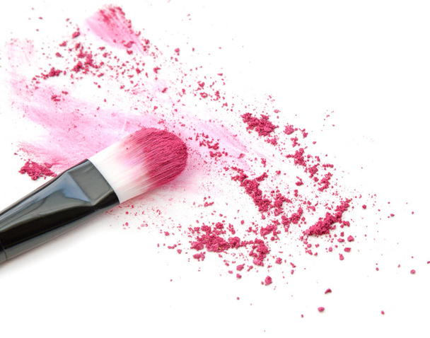 Close up de blush esmagado no fundo branco e escova cosmética
 - Foto, Imagem